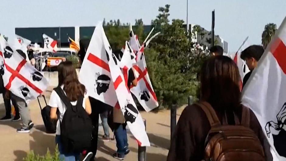 Protestas de independentistas sardos frente a la corte de Sassari por la detención de Puigdemont