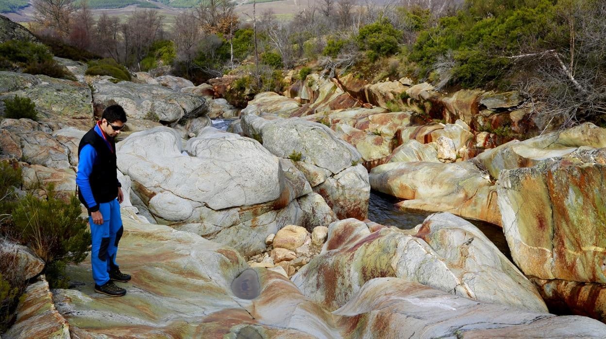 El geólogo Javier Fernández observa rocas volcánicas en Truchas, en La Cabrera