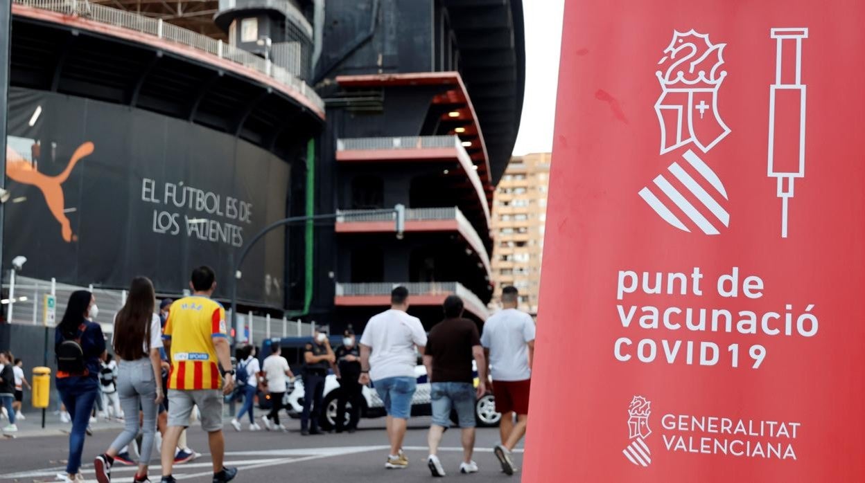 Imagen del punto de vacunación exprés contra el Covid-19 instalado la semana pasada en los alrededores de Mestalla