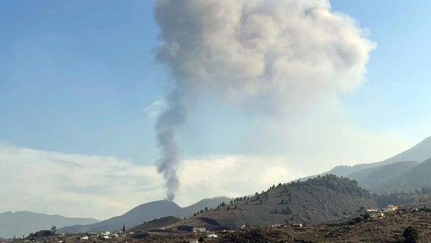 El volcán no está dormido: vuelve a expulsar lava tras una mínima tregua