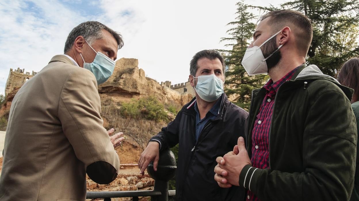 Tudanca, en el centro. durante su visita a las obras de refuerzo del talud del Castillo de Valencia de Don Juan, en León