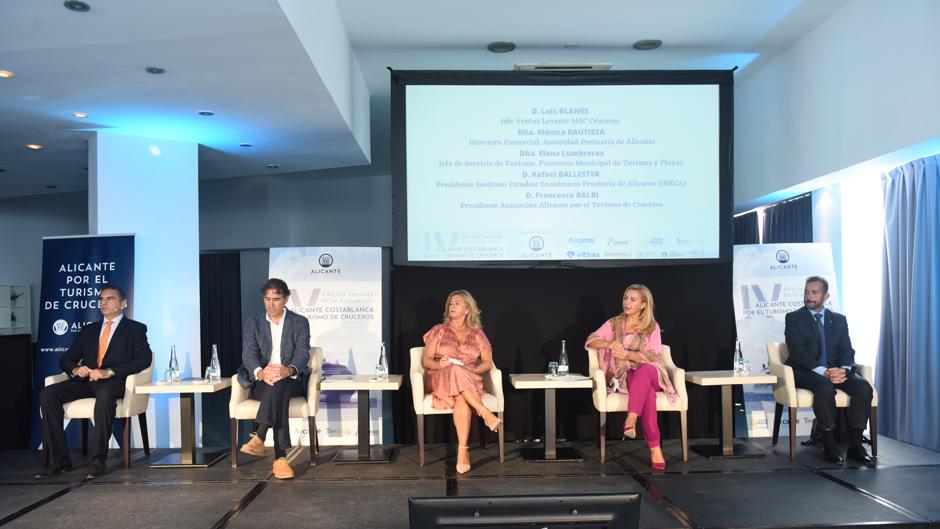 Alicante se ofrece a las navieras para ser de nuevo puerto base de cruceros tres años después