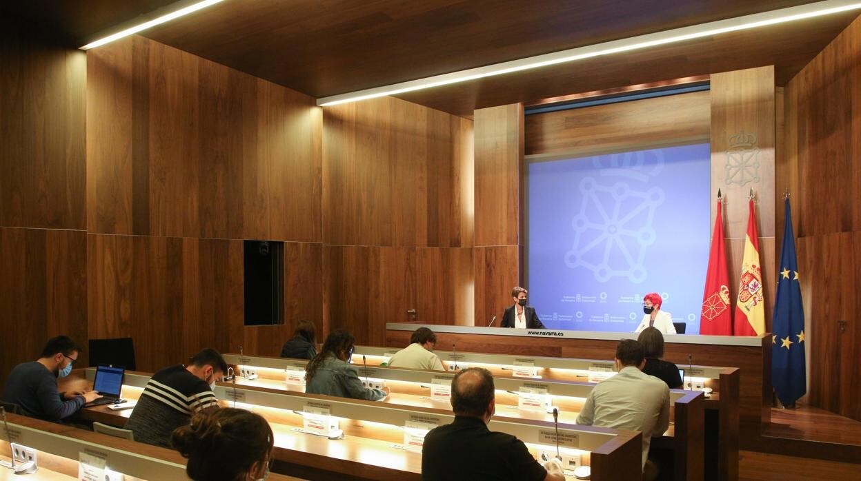 Imagen de la comparecencia de María Chivite y Santos Indurain, en la sala de prensa del Gobierno de Navarra.