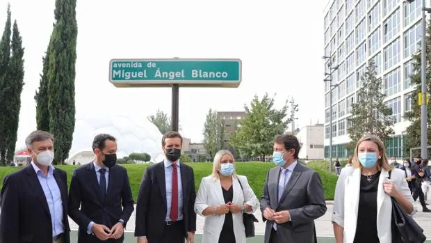 Casado, Mañueco y Marimar Blanco recuerdan a Miguel Ángel Blanco en la avenida de Valladolid que lleva su nombre