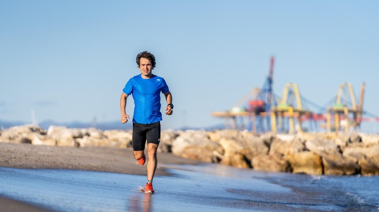 Imagen de archivo del ultrafondista Iván Penalba entrenando en una playa de Valencia