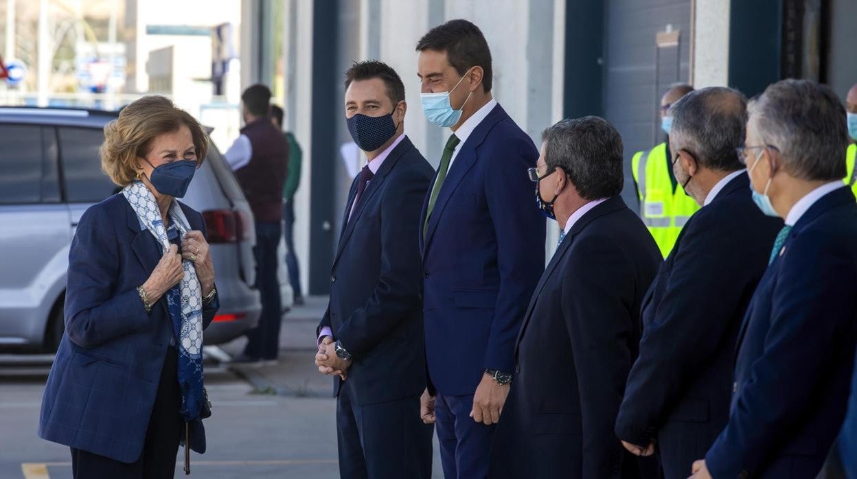 Visita de la reina emérita al banco de alimentos