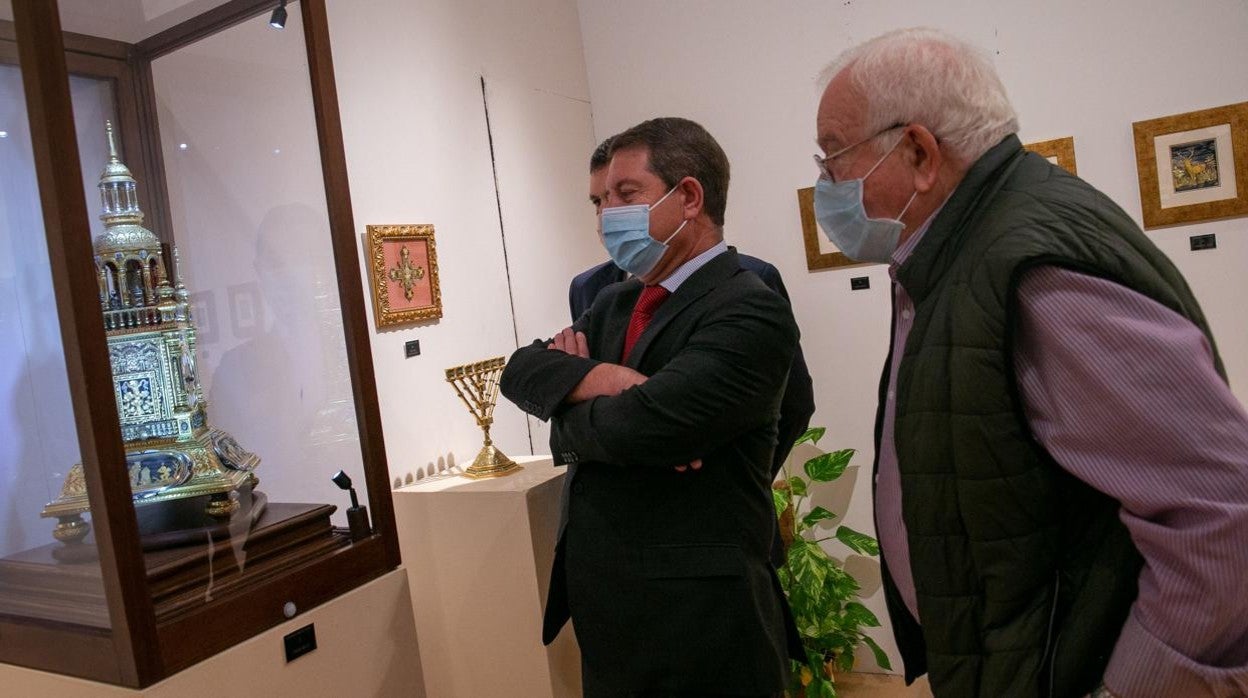 El presidente de Castilla-La Mancha, Emiliano García-Page, visitó este miércoles la exposición de Mariano San Félix, acompañado del propio autor