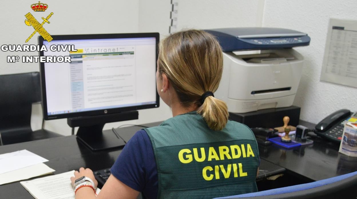 Imagen de archivo de una agente de la Guardia Civil