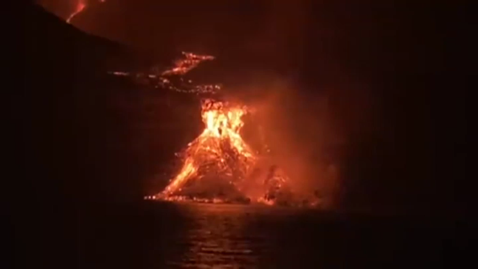 Vídeo del momento en el que la lava llega al mar