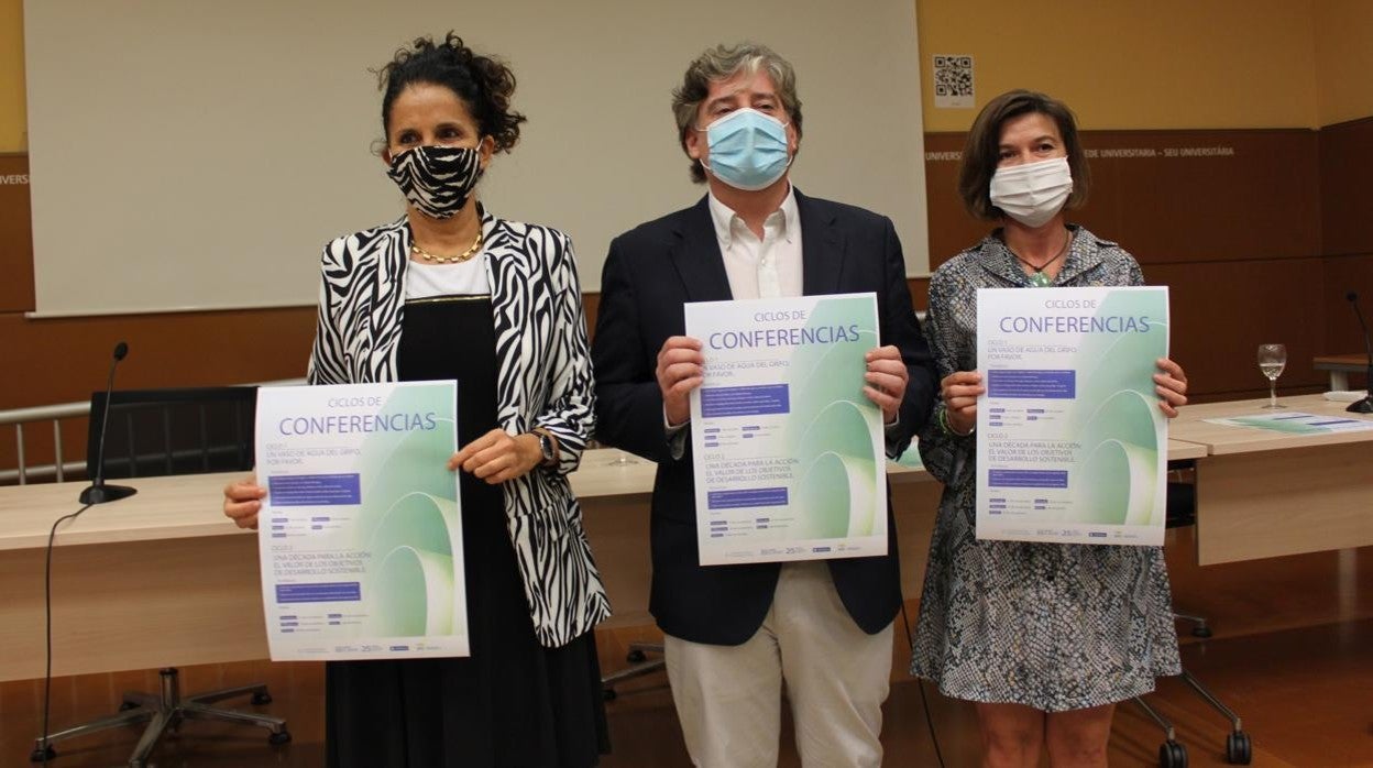 Martín Sanz, entre Catalina Iliescu y Larissa Timofeeva, con el cartel de las conferencias