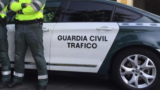 Dos agentes de Tráfico en una fotografía de archivo