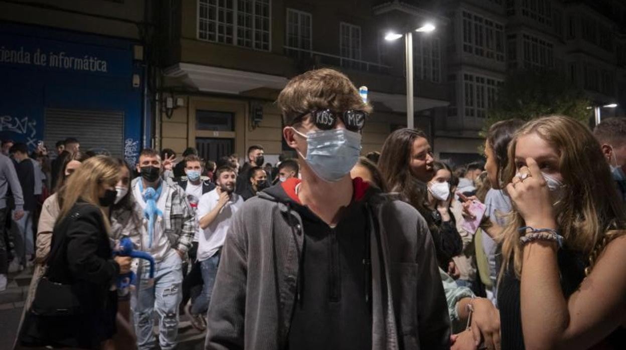 Las aglomeraciones de jóvenes en la calle, como esta última noche, se han convertido en un problema en Santiago