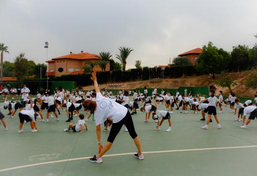 Sesión de yoga en las pistas deportivas