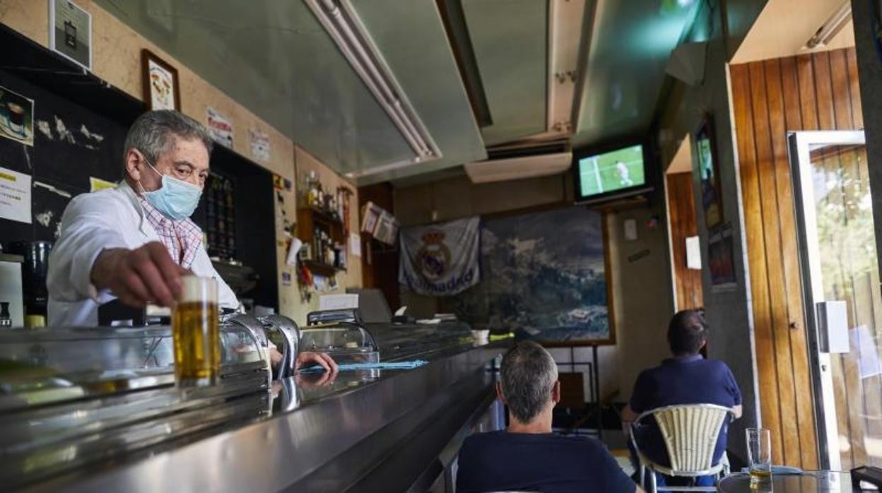 Interior de un establecimiento hostelero en Madrid, con las restricciones por la pandemia