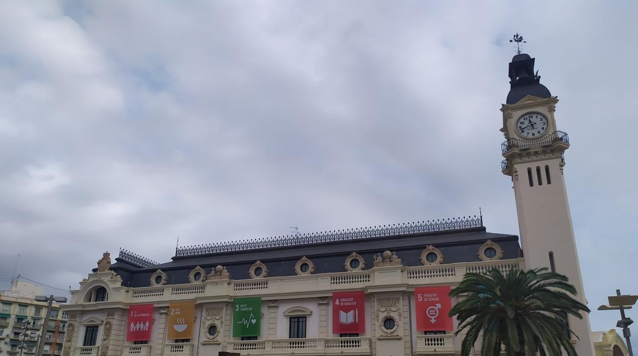 Imagen de la fachada del edificio del Reloj del Puerto de Valencia