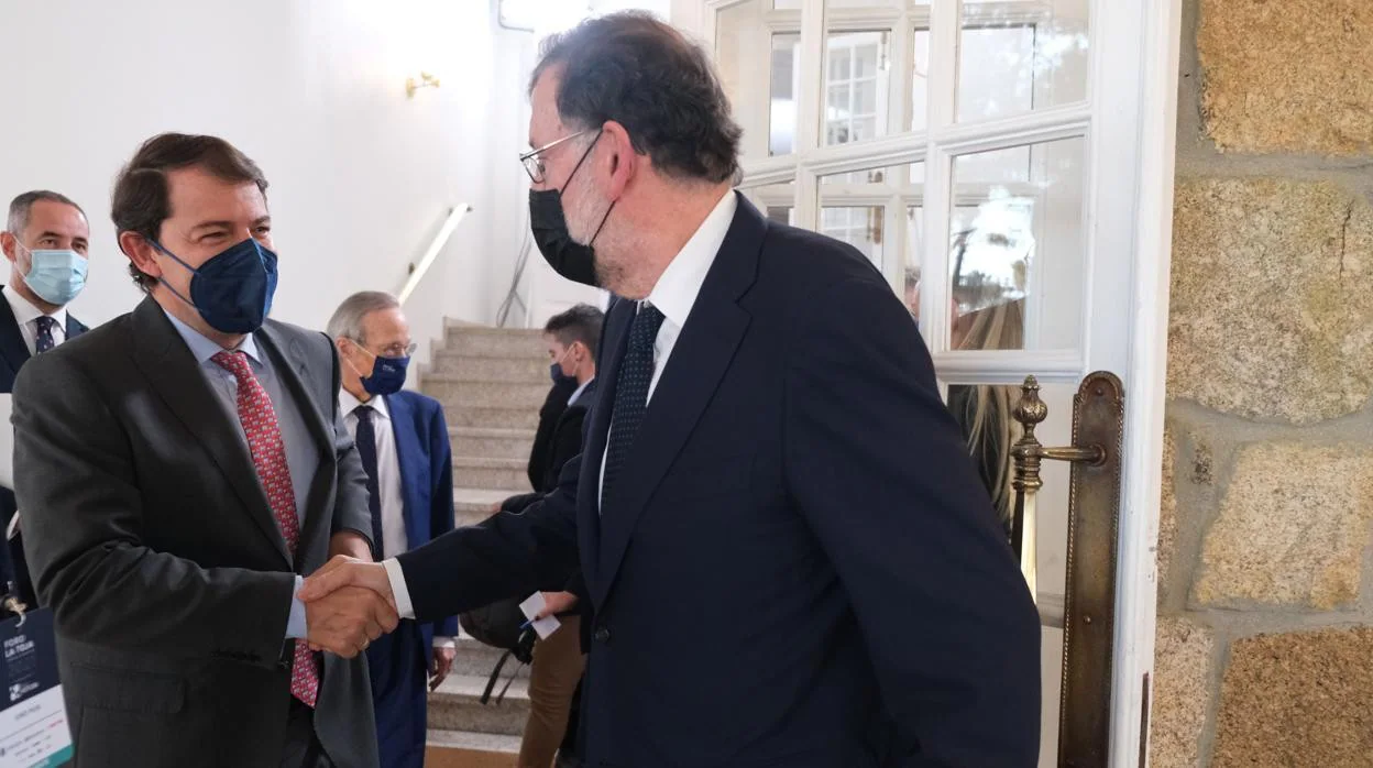 Alfonso Fernández Mañueco saluda a Mariano Rajoy en tierras gallegas