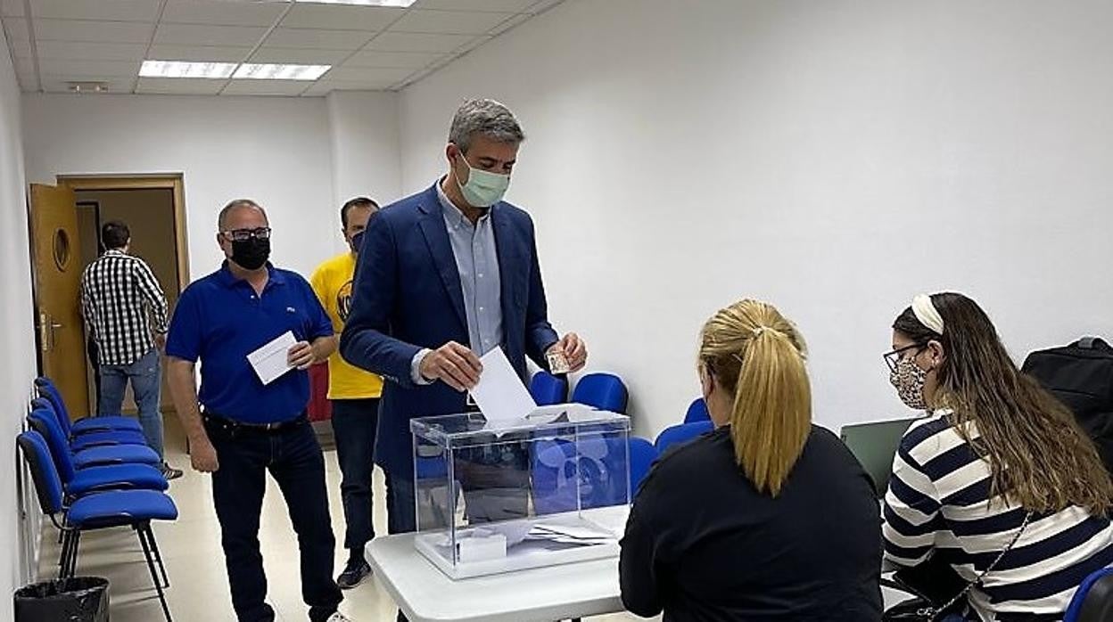 Álvaro Gutiérrez depositando su voto