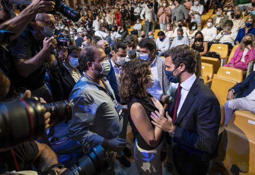 Imagen de la presidenta de la Comunidad de Madrid, Isabel Díaz Ayuso, y el presidente del PP, Pablo Casado, en el Palau de les Arts de Valencia