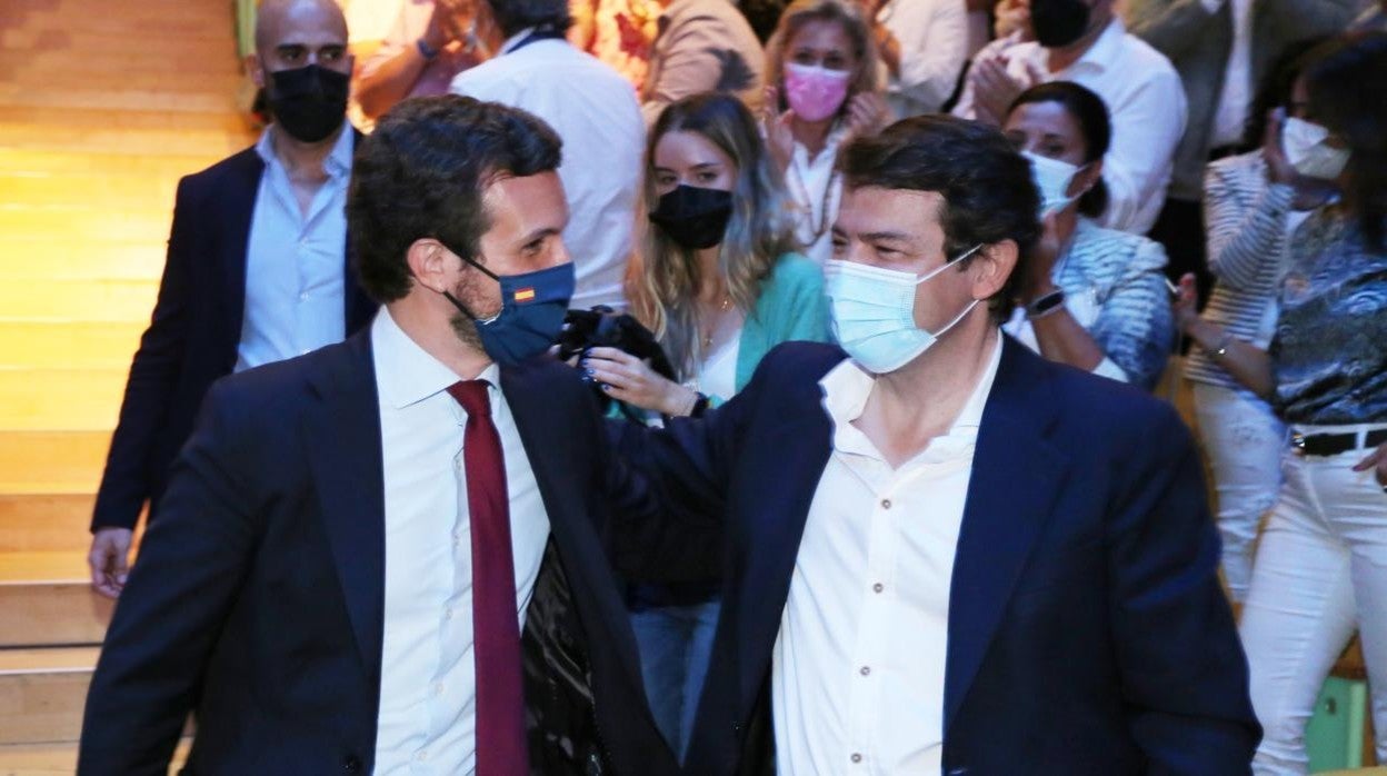 El presidente del PP en Castilla y León, Alfonso Fernández Mañueco, saluda al presidente nacional del PP, Pablo Casado