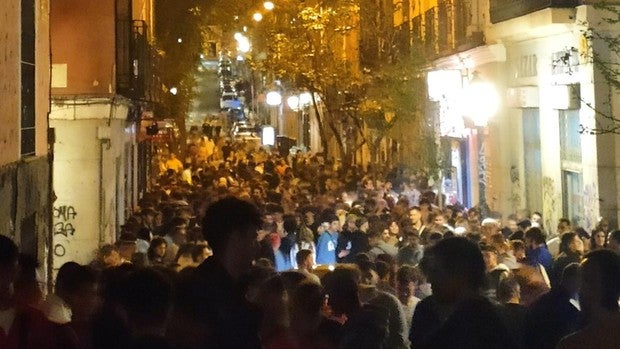 Los antidisturbios disuelven, entre pedradas y botellazos, un botellón en Malasaña