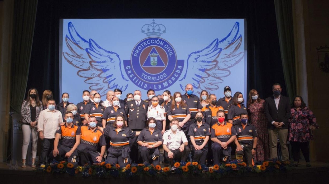 Foto de familia de los premiados con el alcalde y concejales de Torrijos