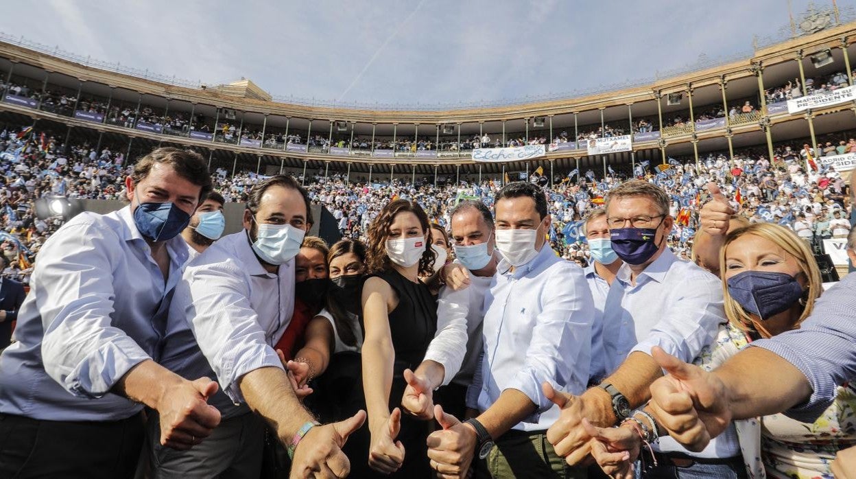 Los barones del PP posan en la plaza de toros de Valencia