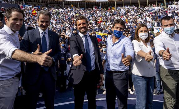 En las imagen (de izquierda a derecha) Teodoro García Egea, Kyriakos Mitsotakis, Pablo Casado, Carlos Mazón, María José Catalá y Vicente Mompó, este domingo en Valencia