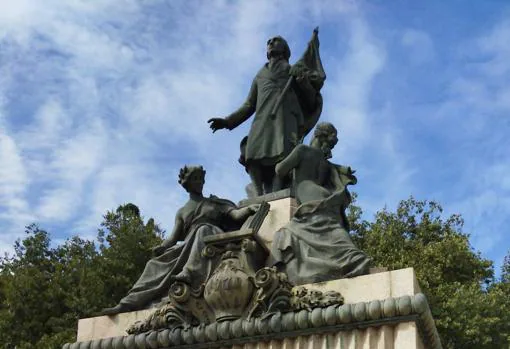 Miguel Hidalgo. Grupo escultórico erigido en 1970, rinde tributo al sacerdote y militar, inspirador del movimiento de independencia de México. Fue fusilado en 1811