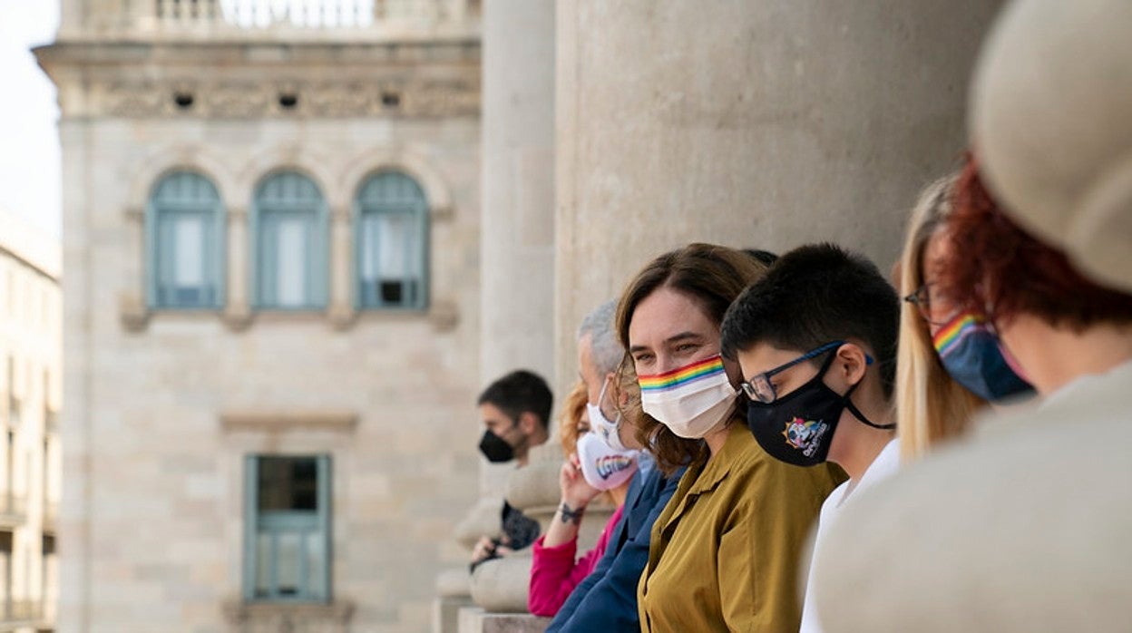 Colau, en el Ayuntamiento el Día del Orgullo LGTBI