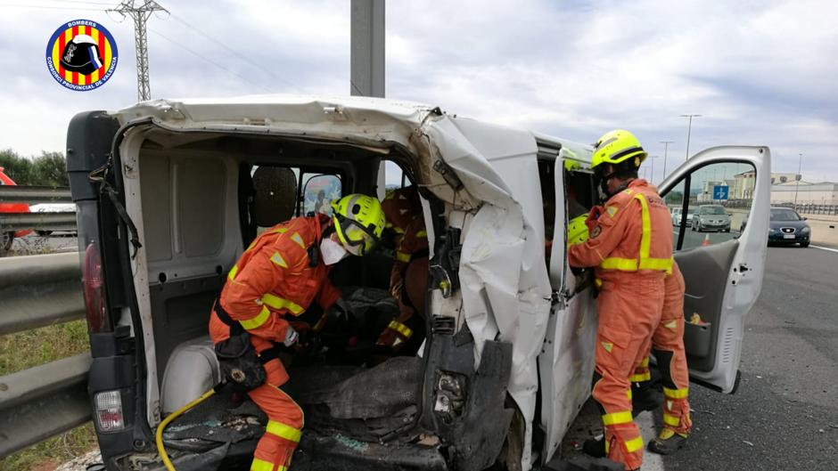 Los bomberos liberan a dos personas atrapadas en sus vehículos tras sufrir un accidente en Valencia