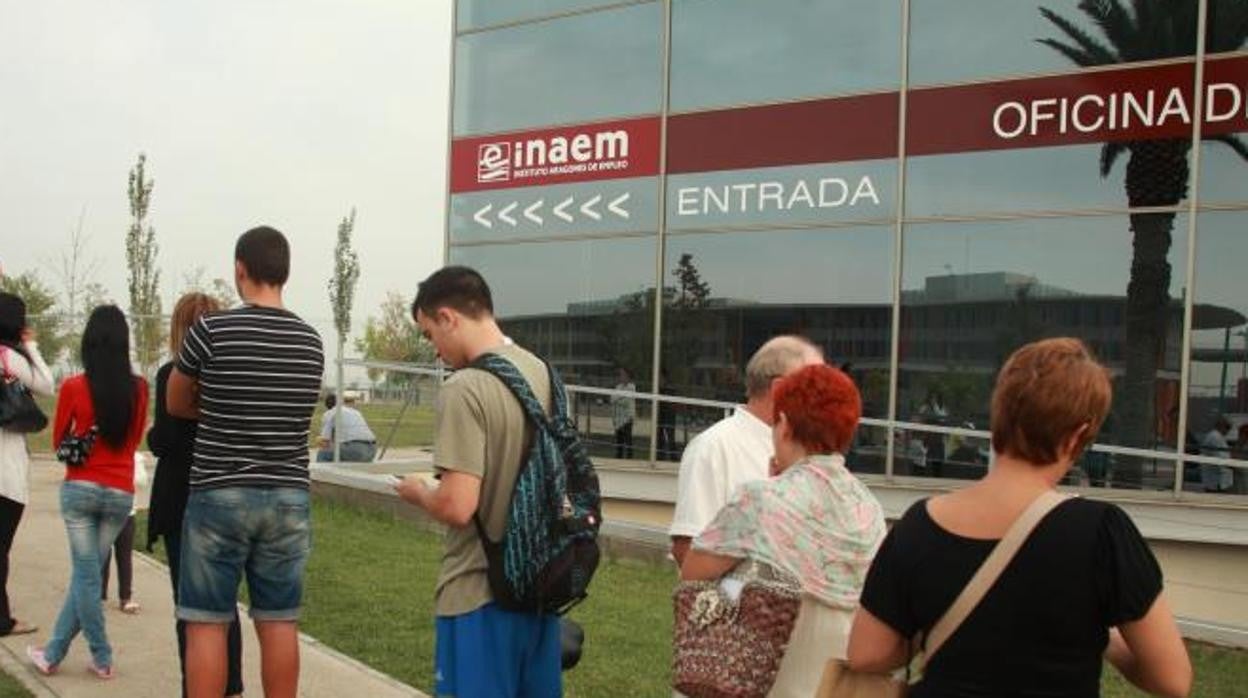 Desempleados haciendo cola ante una oficina del Inaem en Zaragoza