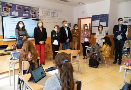 La consejera durante la visita que ha realizado al CEIP «Isaac Albéniz» de Cuenca