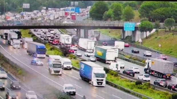 Caos en los accesos a Barcelona por la lluvia y la tercera jornada de huelga de Renfe