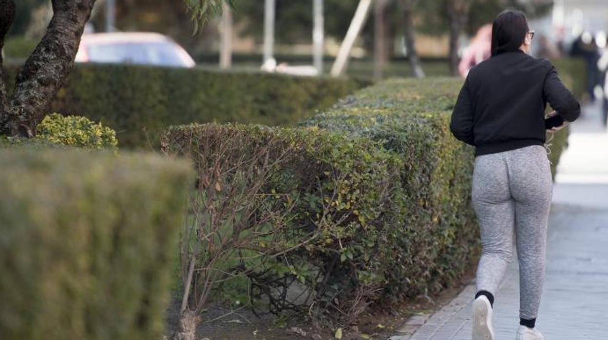 Una joven practica deporte sola en Madrid