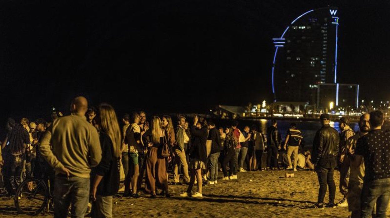 Jóvenes, de fiesta este verano en las playas de Barcelona