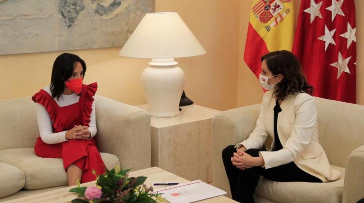 Mercedes González, delegada del Gobierno en Madrid, junto a Isabel Díaz Ayuso, presidenta de la Comunidad