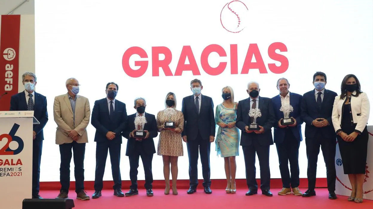 Los premiados en la gala de AEFA, con los presidentes de la Generalitat y la Diputación de Alicante