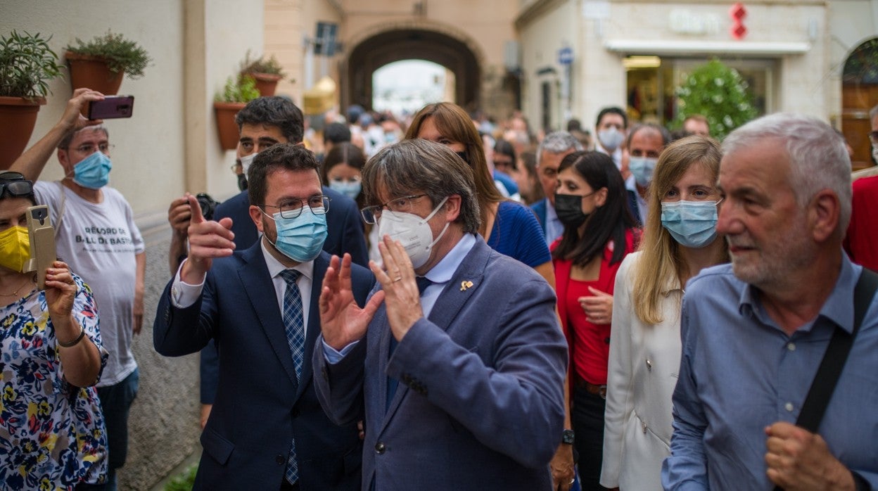 Puigdemont, por las calles de Cerdeña con el presidente de la Generalitat Pere Aragonés