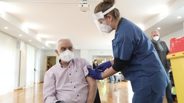 Salud prepara la tercera vacuna para mayores de 70 años