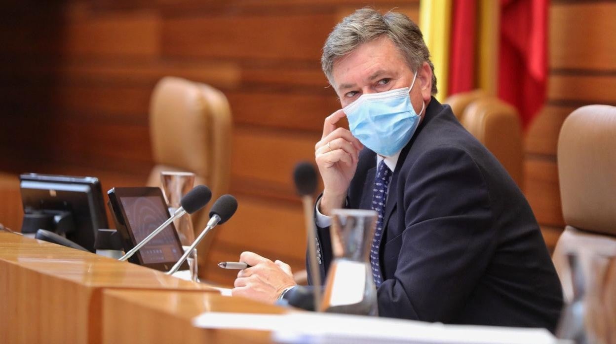 El vicepresidente de las Cortes, Francisco Vázquez, durante el pleno