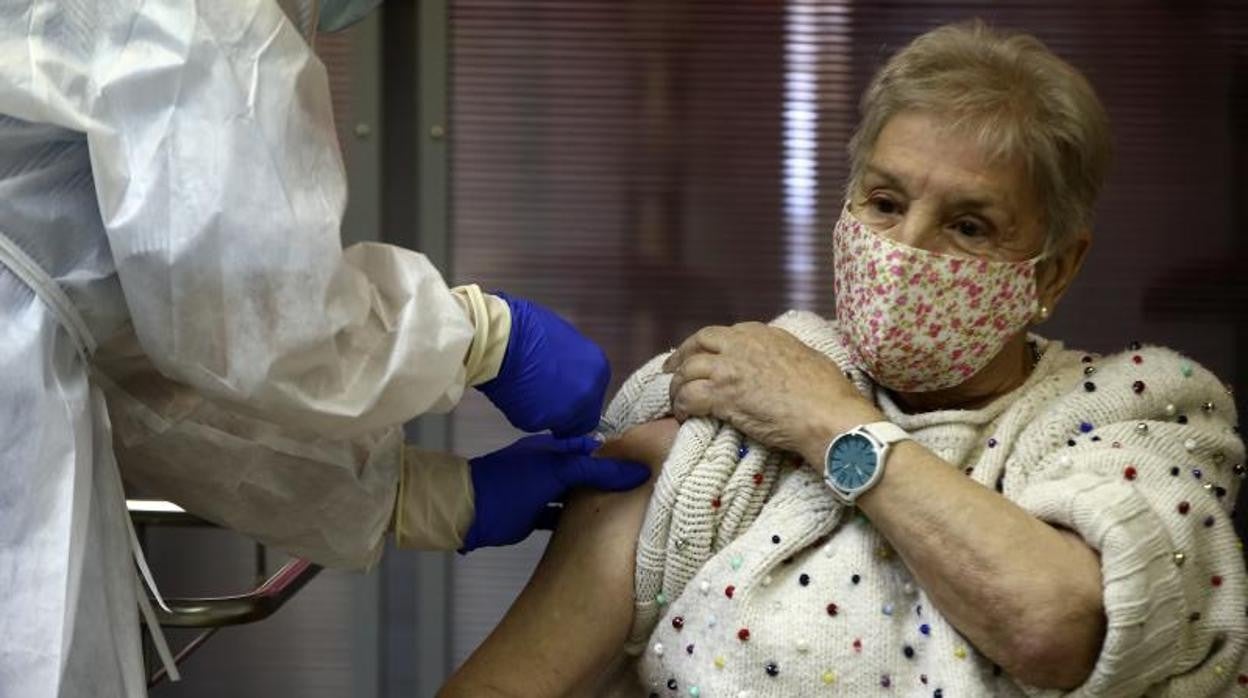 Una persona mayor recibe una dosis de la vacuna frente al Covid-19 en Madrid