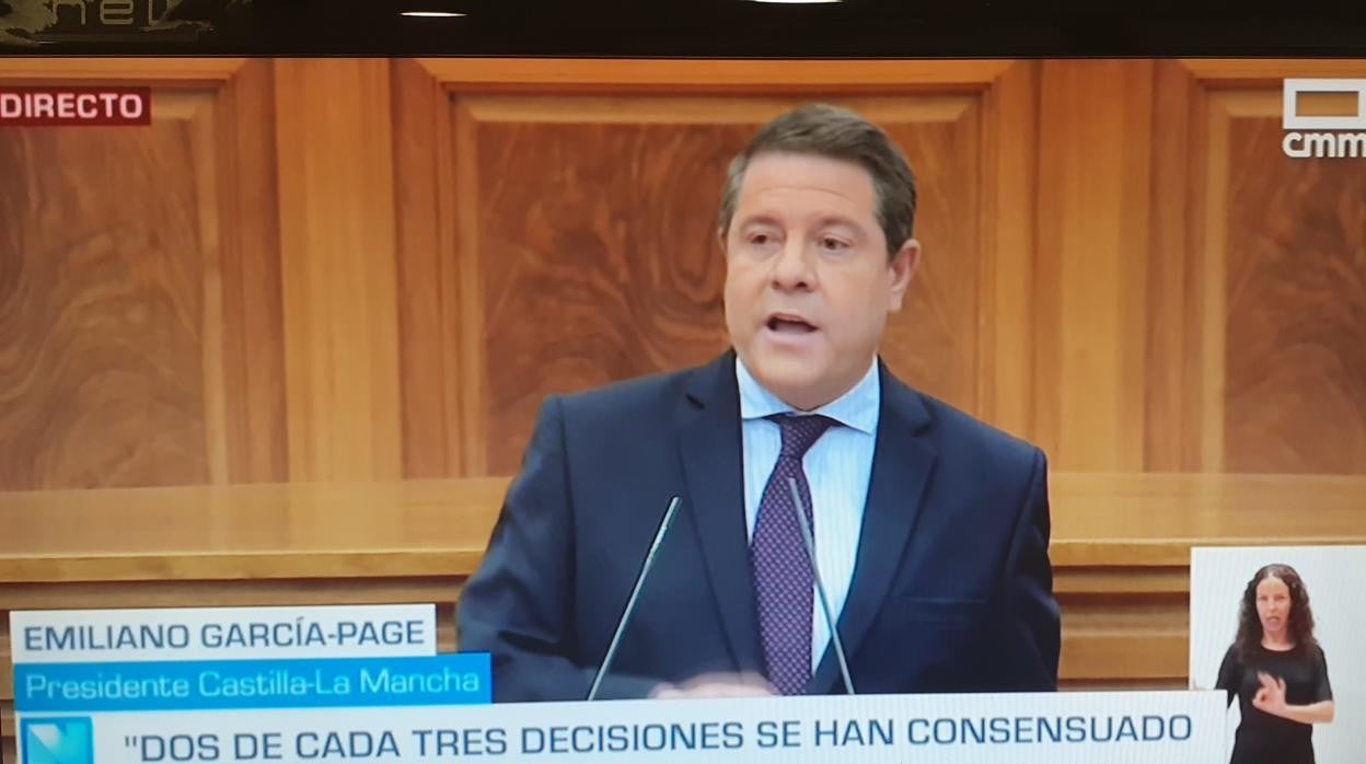 Emiliano García-Page en la tribuna de las Cortes