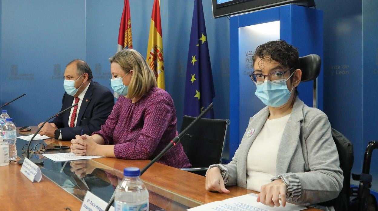 De izquierda a derecha, el presidente de Aspace, la consejera de Familia y la vicepresidenta de la misma federación, durante la presentación de la campaña