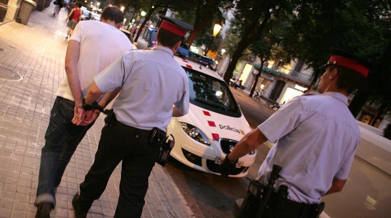 Un detenido por los Mossos en una imagen de archivo