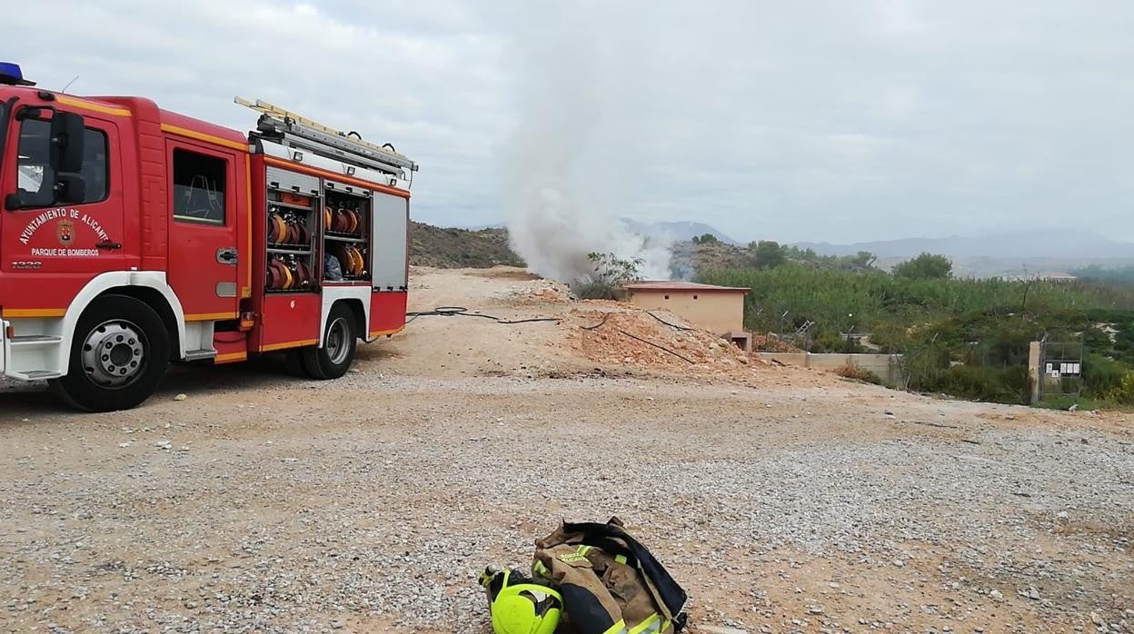 Columna de humo en el interior de la finca de la empresa pirotécnica de Alicante