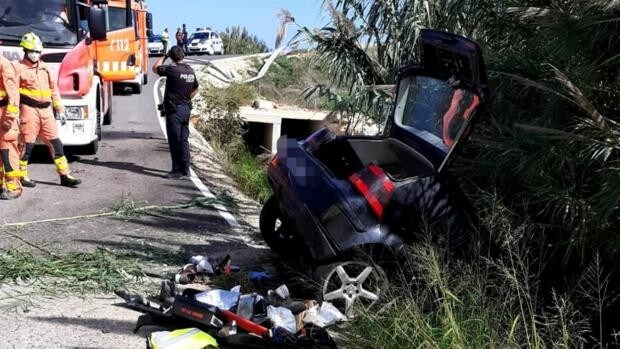 Muere un hombre tras caer con su coche en una acequia sin agua en Valencia