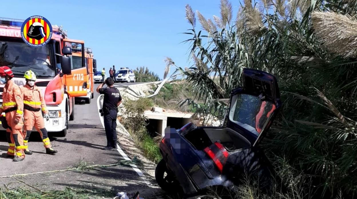 Imagen del vehículo caído en una acequia sin agua en la localidad valenciana de Xeresa