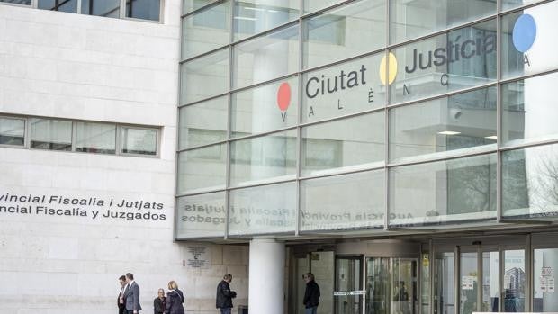 Condenado a más de siete años de prisión por atracar a tres personas para robarles dinero y teléfonos móviles en Valencia