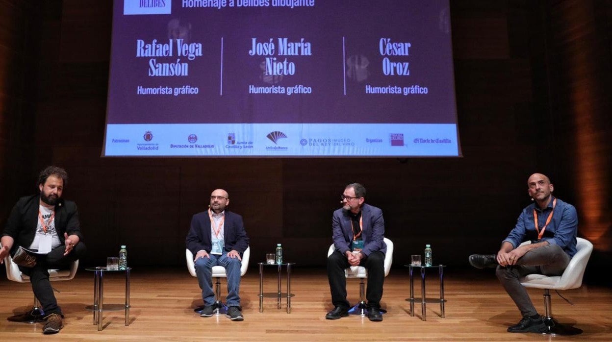 Los humoristas gráficos, sentados bajo sus nombres, junto al moderador de la charla, José F. Peláez