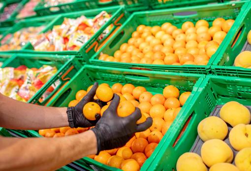 Imagen tomada en el lineal de uno de los supermercados de Mercadona con mandarinas de origen español